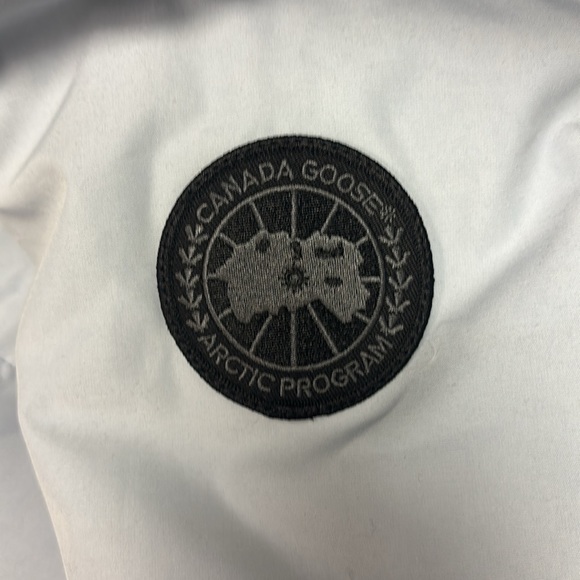 Canada Goose women’s Lyndale parka light blue size medium worn once - Picture 6 of 8